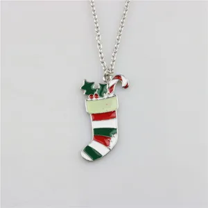 Kerstsok hanger ketting met geëmailleerde zuurstok en hulst ontwerp, feestelijke sieraden.