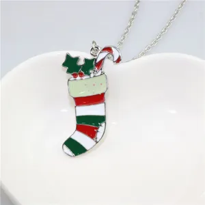 Kerstsok hanger ketting, feestelijke emaillen sieraden met zuurstok, detailopname van dichtbij.