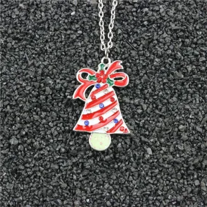 Kerstklok hanger ketting, strass steen design, gedetailleerde feestelijke sieraden close-up.