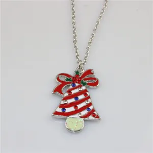 Detailopname van de Kerstklok hanger ketting met rode witte emaille en fonkelende strass steentjes.