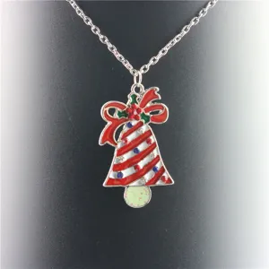 Kerstbel hanger ketting detail met rood-witte strepen en sprankelende kristallen strass-steentjes.