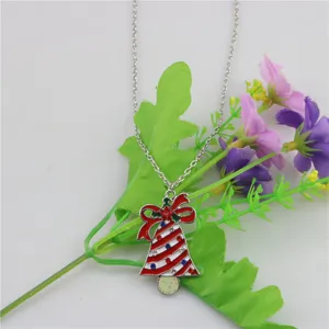 Gedetailleerd overzicht van de kerstbel hanger ketting, versierd met kleurrijke strass en rode emaille.