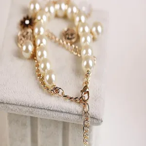 Elegante pulsera de cadena de perlas multicapa con dijes y cierre, joyería de estilo coreano.