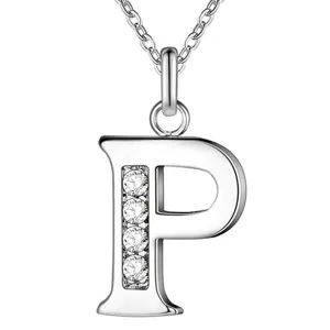 Gedetailleerde close-up van de zilveren letter P hanger halsketting met sprankelende stenen.