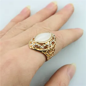 Vintage vergulde holle kattenoog ring met fonkelende strass steentjes voor vrouwen.