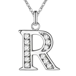 Gedetailleerd overzicht van de sprankelende zilveren letter R hanger ketting met stenen.