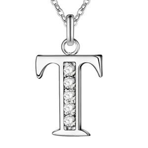 Gedetailleerde close-up van de prachtige sprankelende letter T strass hanger ketting.