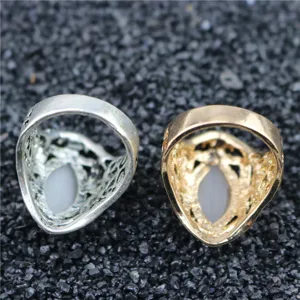 Gedetailleerd overzicht van vintage holle tak kattenoog ringen in zilver en goudkleur.