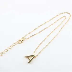Gouden letter A hanger ketting detailopname, fijn ketting met slotje en verlengstuk.