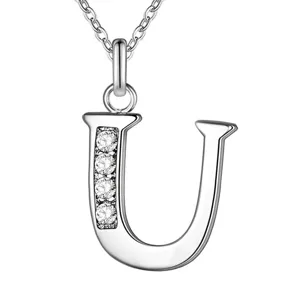 Detailweergave van de zilveren letter U hanger ketting versierd met sprankelende kristallen.