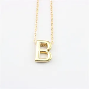 Detailopname van gouden letter B hanger ketting, minimalistische sleutelbeenketting sieraden.