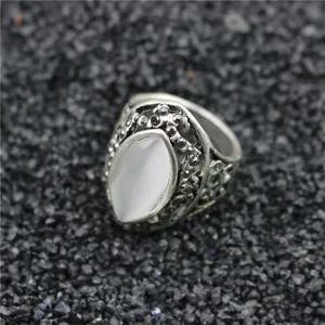 Close-up van vintage Europese stijl zilveren holle tak kattenoog ring, prachtige afwerking.