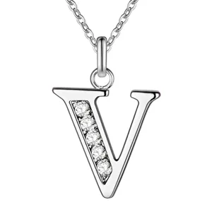 Detailopname van zilverenletter V hanger halsketting met fonkelende zirkonia stenen.