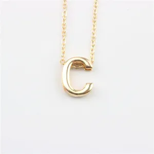 Goudkleurige letter C hanger ketting, minimalistische mode sieraden voor dagelijks gebruik.