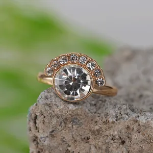 Close-up van elegante geometrische strass ring met halve cirkel halo detail op steen