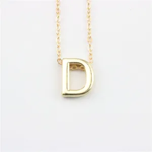Gedetailleerd overzicht van een gouden letter D hanger ketting met fijne schakelketting.