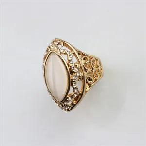 Vintage vergulde holle tak kattenoog steen ring vrouwen mode sieraden detailopname