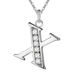 Gedetailleerd overzicht van de sprankelende letter X ketting met prachtige zirkonia stenen.