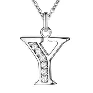 Gedetailleerde close-up van de stijlvolle zilveren letter Y ketting met strass-steentjes.