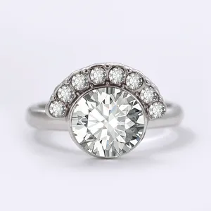 Elegante zilverkleurige metalen ring met een ronde steen en schitterende strass waaier rand.
