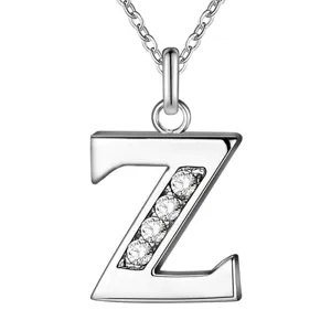 Close-up detail van zilveren letter Z strass hanger halsketting, sprankelend kristal.