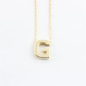 Goudkleurige letter G hanger detailopname, delicate ketting close-up voor sieraden.
