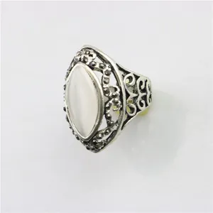 Vintage retro stijl holle kattenogen ring met filigraan details en witte marquise steen.
