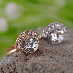 Detailopname van geometrische waaier-vormige kristallen ringen in goud en zilver prachtig.
