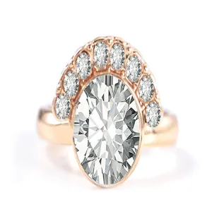 Detailopname van de sprankelende ovale diamant en booghalo op de chique geometrische ring.