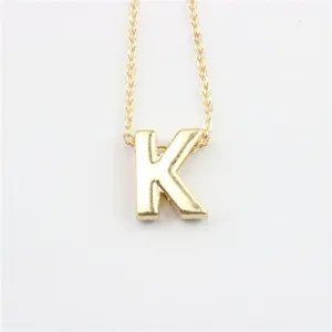 Gouden letter K hanger ketting detailopname, elegante metalen ketting mode sieraden item.