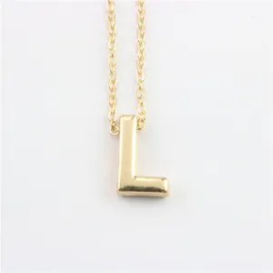 Gouden ketting met letter L hanger, fijn schakeltje, minimalistisch dames sieraad.
