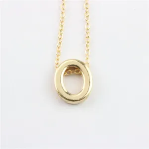Gouden letter O hanger ketting, stijlvol accessoire voor dames mode in het dagelijks leven.