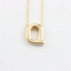 Gouden letter Q hanger halsketting close-up detail, elegante mode sleutelbeen ketting accessoire.