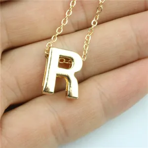 Gedetailleerd overzicht van gouden letter R hanger ketting, stijlvol modieuze accessoire.