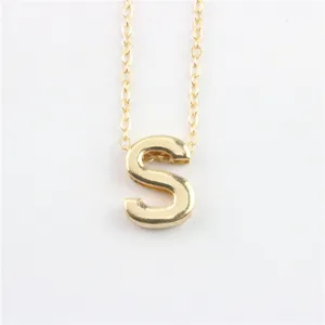 Detailopname van de gouden letter S hanger ketting, met fijne ketting schakels en prachtig gepolijst metaal.