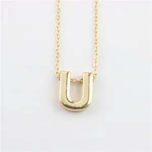 Goudkleurige letter U hanger ketting, eenvoudige mode sleutelbeen ketting sieraden details.