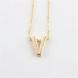 Gedetailleerd overzicht van een elegante gouden V-letter hanger ketting met fijne ketting.