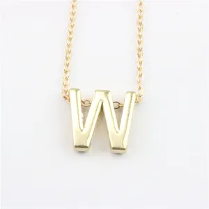 Gedetailleerde close-up van een goudkleurige letter W hanger ketting met ketting.