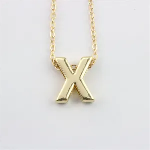 Gouden letter X hanger ketting detail, elegant glanzend mode accessoire voor dagelijks.
