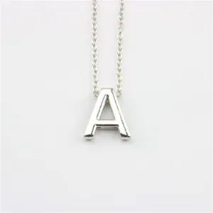 Detailopname van de zilveren letter A hanger halsketting met fijne metalen ketting.