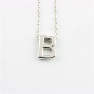 Gedetailleerde close-up van de zilveren letter B hanger halsketting, elegante stijl.