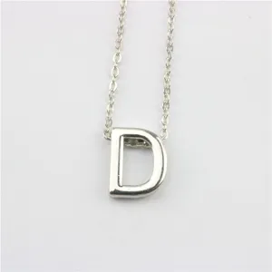 Gedetailleerd overzicht van modieuze letter D hanger ketting, elegante zilveren ketting.