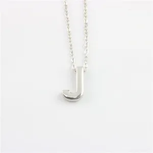 Zilveren letter J hanger ketting, minimalistische ketting accessoire voor dames mode.