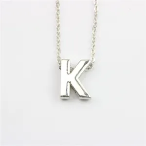 Zilverkleurige letter K hanger ketting minimalistische mode sieraden accessoire gift.