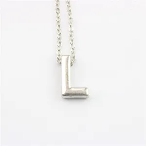 Zilveren letter L hanger ketting, minimalistische initiaal choker voor dagelijkse mode.