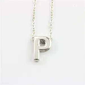 Zilveren letter P hanger ketting gedetailleerd overzicht, minimalistisch alfabet sieraad.