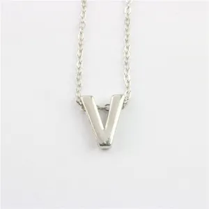 Close-up detailopname van een zilverkleurige metalen letter V hanger ketting, fijn ontwerp.