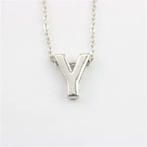 Gedetailleerde close-up van de elegante zilveren letter Y hanger halsketting met fijne ketting.