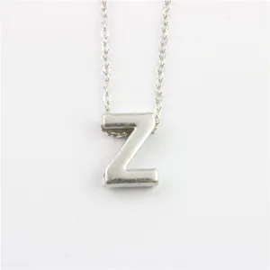 Close-up detailopname van een zilveren letter Z hanger ketting, fijn kettingontwerp.
