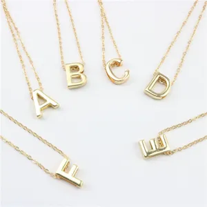 Gouden letter hanger ketting set met stijlvolle alfabet bedels en delicate kettingen.